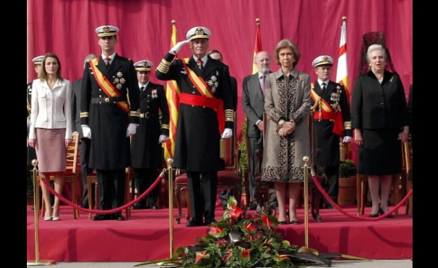 Sus Majestades los Reyes y Sus Altezas Reales los Príncipes de Asturias en la entrega de la Bandera de Combate a la Fragata "Almirante Juan de Boarbón