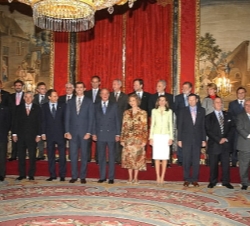 Sus Majestades los Reyes y Sus Altezas Reales los Príncipes de Asturias, con el presidente del Gobierno y los presidentes de las Comunidades Autónomas