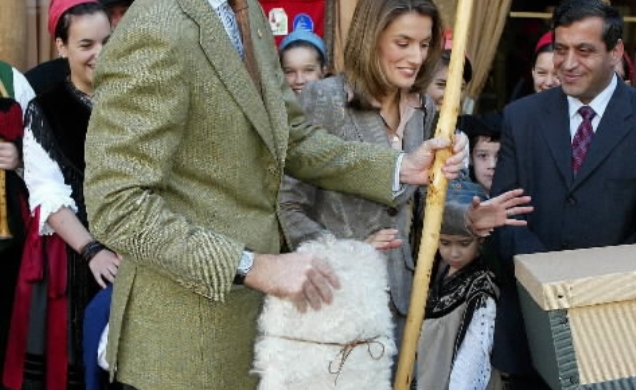 Los Principes de Asturias reciben el traje, con la vara y el zurrón típicos de los pastores de los Picos