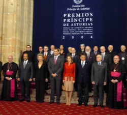 Los Príncipes de Asturias con los presidentes de los jurados de los Premios Príncipe de Asturias, a los patronos de la Fundación Príncipes de Asturias