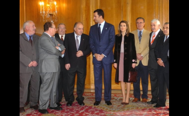 Los Príncipes de Asturias, con los representantes de la Federación Asturiana de Concejos, a quienes recibieron en audiencia