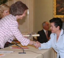 La Reina entrega el galardón a María Olivia Coello