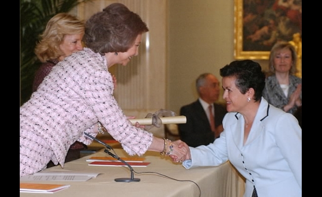 La Reina entrega el galardón a María Olivia Coello