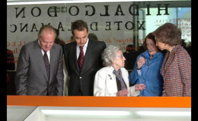 Los Reyes con el presidente del Gobierno y la directora de la Biblioteca Nacional