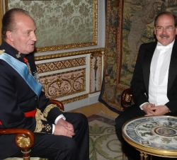 El Rey con el Embajador de la República de Panamá