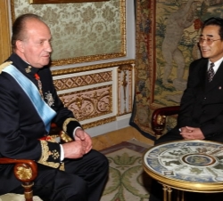 El Rey con el Embajador de la República Popular Democrática de Corea
