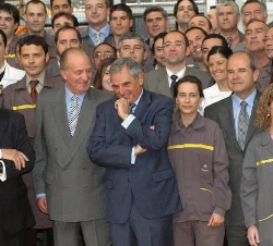El Rey con un grupo de trabajadores de la factoría.