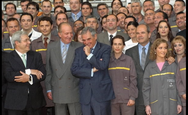 El Rey con un grupo de trabajadores de la factoría.