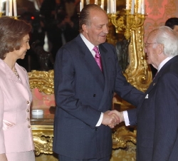 Don Juan Carlos saluda a Antonio Mingote