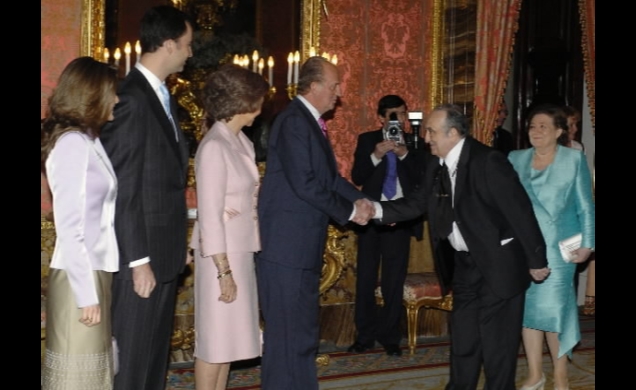 Los Reyes y los Príncipes saludan a Rafael Sánchez Ferlosio y a su esposa