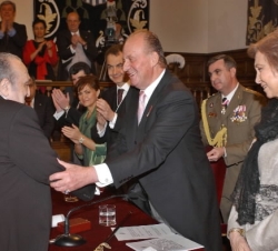 El Rey entregando el premio a Rafael Sánchez Ferlosio