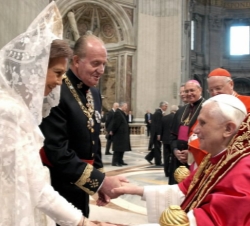Los Reyes saludando a Benedicto XVI