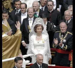 Benedicto XVI saluda a los asistentes, en presencia de los Reyes