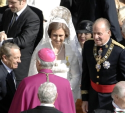 Los Reyes con el maestro de ceremonias, Arzobispo Piero Marini, y el portavoz del Vaticano, Joaquín Navarro Valls