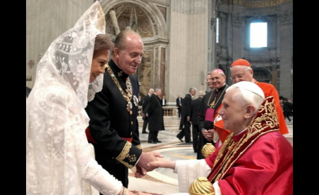 Los Reyes saludando a Benedicto XVI