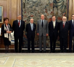 El Rey con Junta Directiva de la Delegación Española de la Academia Europea de Ciencias y Artes
