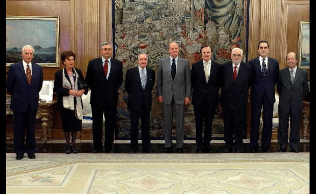 El Rey con Junta Directiva de la Delegación Española de la Academia Europea de Ciencias y Artes
