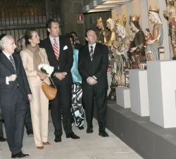 Los Duques de Lugo, acompañados por el presidente del Gobierno de La Rioja, Pedro Sanz Alonso, y el comisario de la muestra, Julio Valdeón