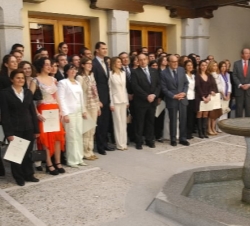 Foto de familia de los Príncipes, los becados, el presidente de Caja Madrid y el profesor Fuentes Quintana