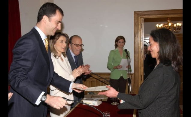 Don Felipe entrega su diploma a una alumna, en presencia de Doña Letizia