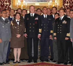 Su Majestad el Rey junto a una comisión del IV Curso de Altos Estudios Estratégicos para Oficiales Superiores Iberoamericanos del Centro Superior de E