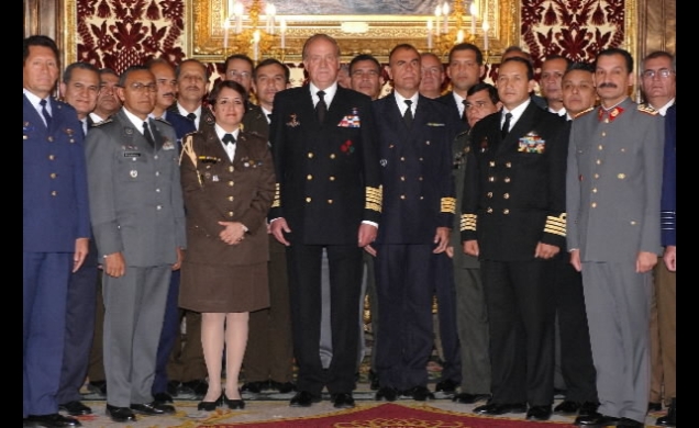 Su Majestad el Rey junto a una comisión del IV Curso de Altos Estudios Estratégicos para Oficiales Superiores Iberoamericanos del Centro Superior de E