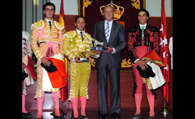Don Juan Carlos, con los tres matadores