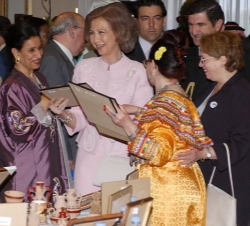 La Reina con algunas Damas Diplomaticas