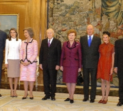 SS.MM. los Reyes y SS.AA.RR. los Príncipes de Asturias con la presidenta de Letonia y su familia