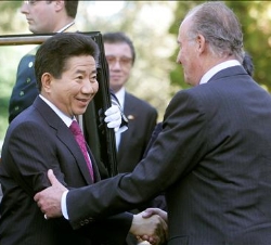 Su Majestad el Rey saluda al Presidente de la República de Corea a su llegada al Palacio de La Zarzuela