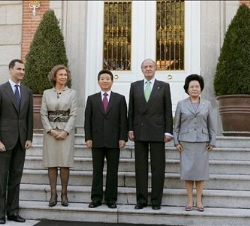 Sus Majestades los Reyes y Su Alteza Real el Príncipe de Asturias junto con el Presidente de la República de Corea y la Señora de Roh Moo-Hyun