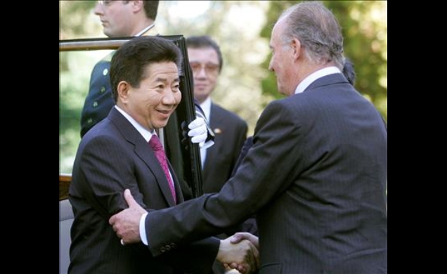 Su Majestad el Rey saluda al Presidente de la República de Corea a su llegada al Palacio de La Zarzuela