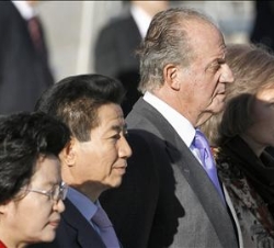 Sus Majestades y el Presidente de la República de Corea y su esposa