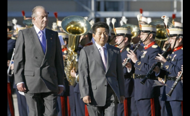 Don Juan Carlos y el Presidente Roh Moo-Hyun pasan revista a la unidad de la Guardia Real