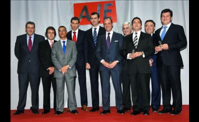 Don Felipe junto a los galardonados tras recibir los Premios Nacionales Joven Empresario