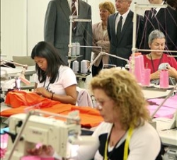 El Príncipe de Asturias observa a unas trabajadoras del centro de diseño
