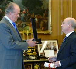 Su Majestad el Rey recibe de manos del presidente de la Fundación Profesor Manuel Broseta, Vicente Carbonell, el Premio Convivencia