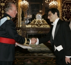 Don Juan Carlos recibe el saludo del nuevo Embajador de Armenia, Rouben Shougarian