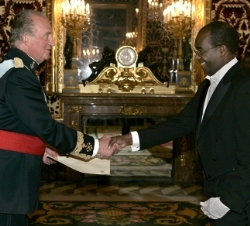 El Rey recibe las Cartas Credenciales del nuevo Embajador de Zimbabwe, David Douglas Hamadziripi