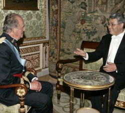 Su Majestad, con el Embajador de Mongolia, Radnaabazar Altangerel