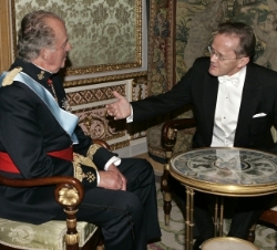 Don Juan Carlos conversa con el nuevo Embajador de Islandia, Tomas Ingi Olrich