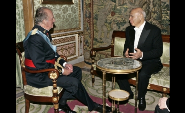 Su Majestad el Rey conversa con el Embajador de Turquía, Ender Arat