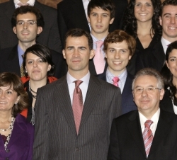 El Príncipe de Asturias, con el rector y la vicerrectora de la Universidad Pontificia de Comillas de Madrid y los alumnos asistentes