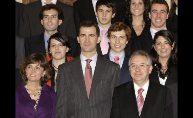 El Príncipe de Asturias, con el rector y la vicerrectora de la Universidad Pontificia de Comillas de Madrid y los alumnos asistentes