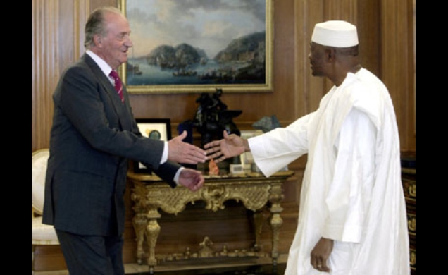 Don Juan Carlos saluda al Sr. Amadou Toumani Touré, Presidente de la República de Mali