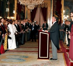 Sus Majestades los Reyes y Su Alteza Real el Príncipe de Asturias, durante la recepción que ofrecieron en el Palacio Real de Madrid al Cuerpo Diplomát