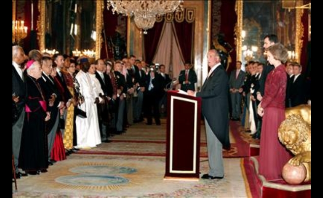 Sus Majestades los Reyes y Su Alteza Real el Príncipe de Asturias, durante la recepción que ofrecieron en el Palacio Real de Madrid al Cuerpo Diplomát