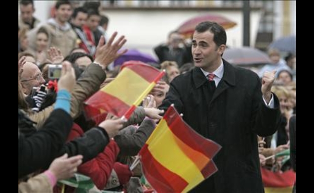 S.A.R. el Príncipe de Asturias saluda a los utreranos congregados a su llegada a la ciudad sevillana