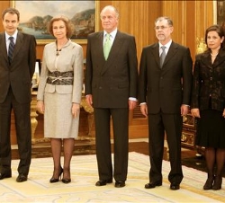 Sus Majestades los Reyes junto al presidente de Gobierno, el ministro de Justicia y la directora general del Registros y Notarias