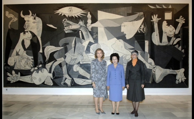Doña Sofía, junto a Kwan Yang-Suk, esposa del presidente de Corea del Sur, acompañadas por la directora del Museo, Ana Martínez de Aguilar